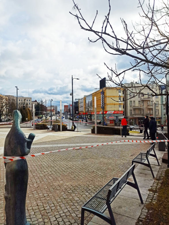 Olsztyn. Wichura przekrzywiła kulę wieńczącą wieżę ratusza. Wejście główne zamknięte [FOTO]