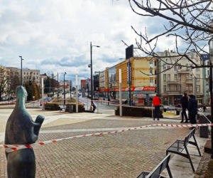 Olsztyn. Wichura przekrzywiła kulę wieńczącą wieżę ratusza. Wejście główne zamknięte [FOTO]