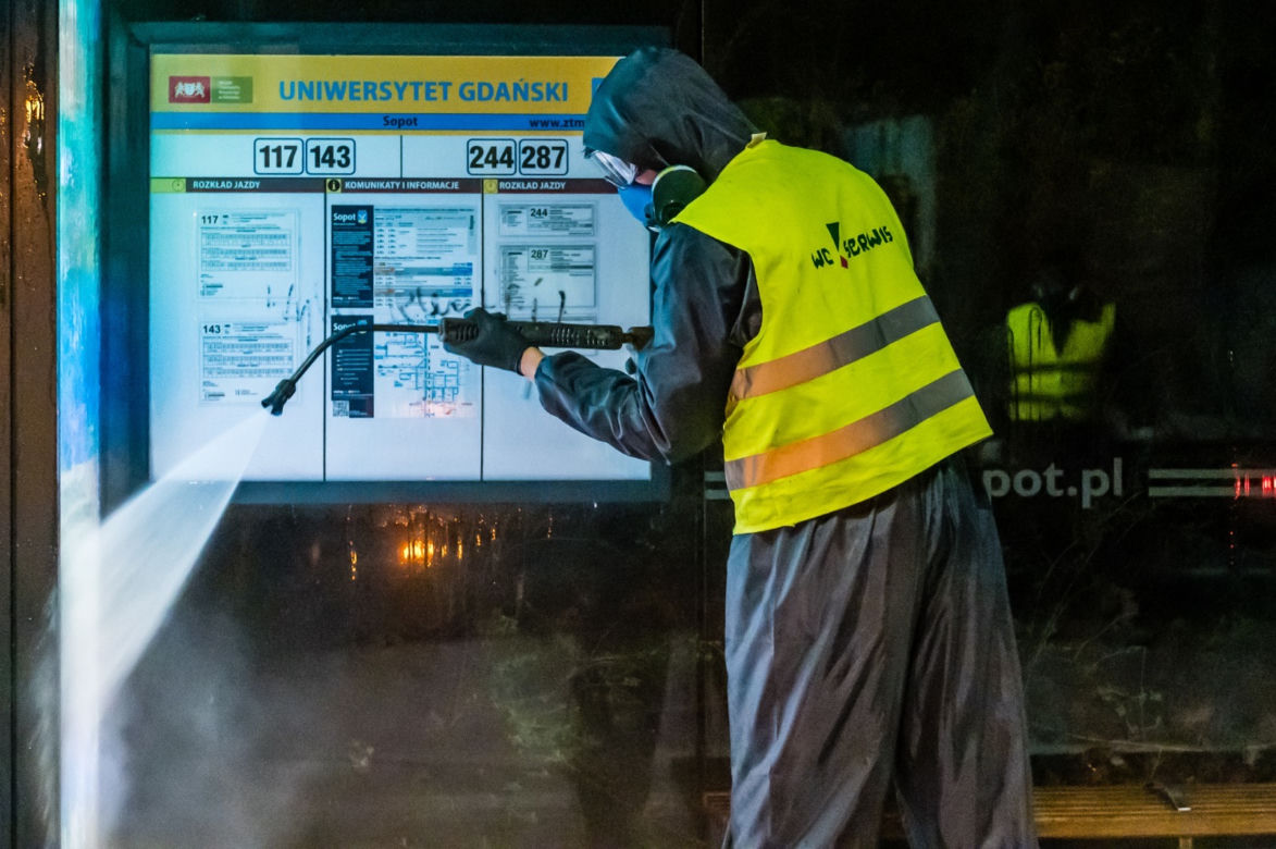 Koronawirus w Trójmieście. Tak zabijają zarazę na ulicach [ZDJĘCIA]