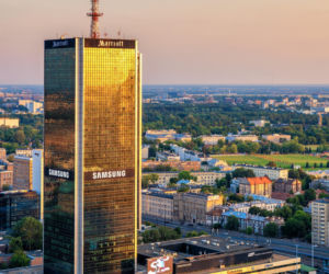 Dwóch mężczyzn weszło na hotel Marriott w Warszawie. Zrobili to bez zabezpieczeń