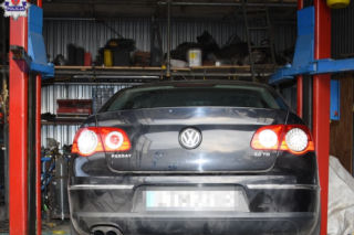 Tragedia przed świętami. Passat przygniótł 61-latka w warsztacie