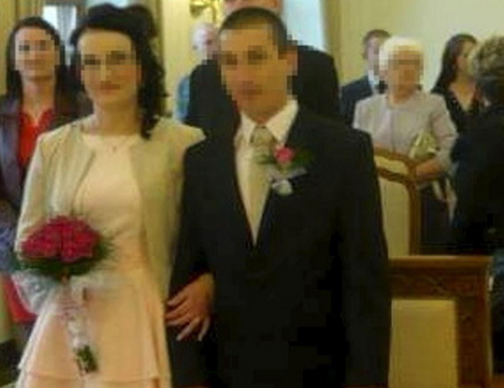 Skatowali Leszka na polnej drodze i odwieźli do domu