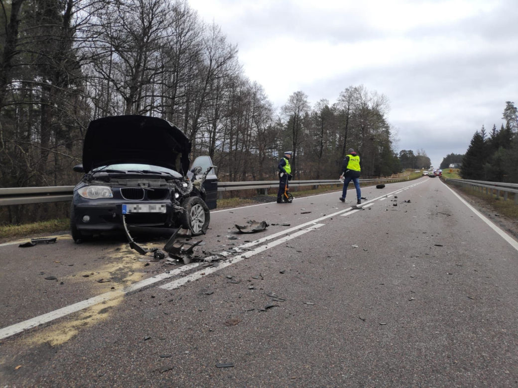 Zalesie. Zderzenie BMW z citroenem. Śmigłowiec zabrał kobietę do szpitala