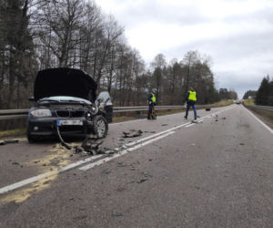 Zalesie. Zderzenie BMW z citroenem. Śmigłowiec zabrał kobietę do szpitala