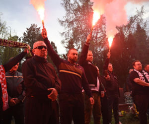 Pogrzeb Jacka Magiery: kibice odpalili race