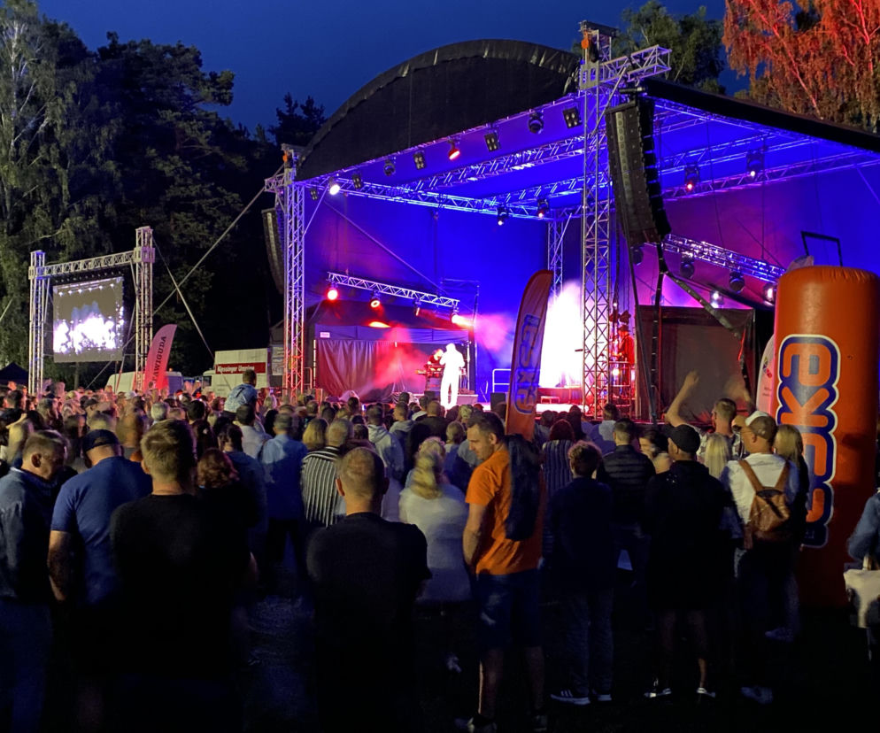 Tłum ludzi pod oświetloną sceną podczas koncertu. O Stawigudiadzie 2026 przeczytasz na Eska Olsztyn.