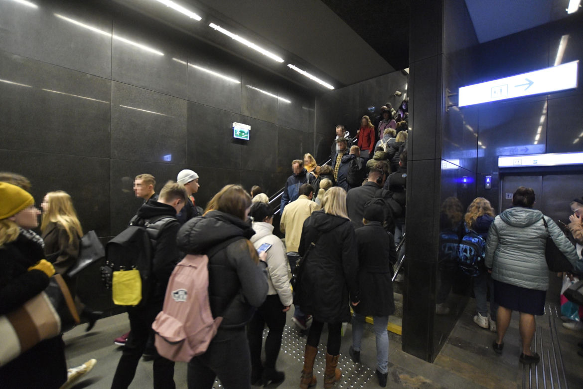Dantejskie sceny na stacji metra Świętokrzyska. Tłum nie mieści się w korytarzach