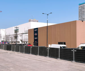 Postawili wielką paczkę koło Pałacu Kultury