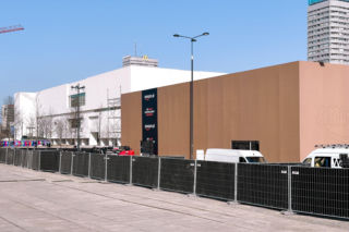 Postawili paczkę gigant obok Pałacu Kultury. Ładna, nieładna, pozostaje przewrotnym komplementem dla architektury