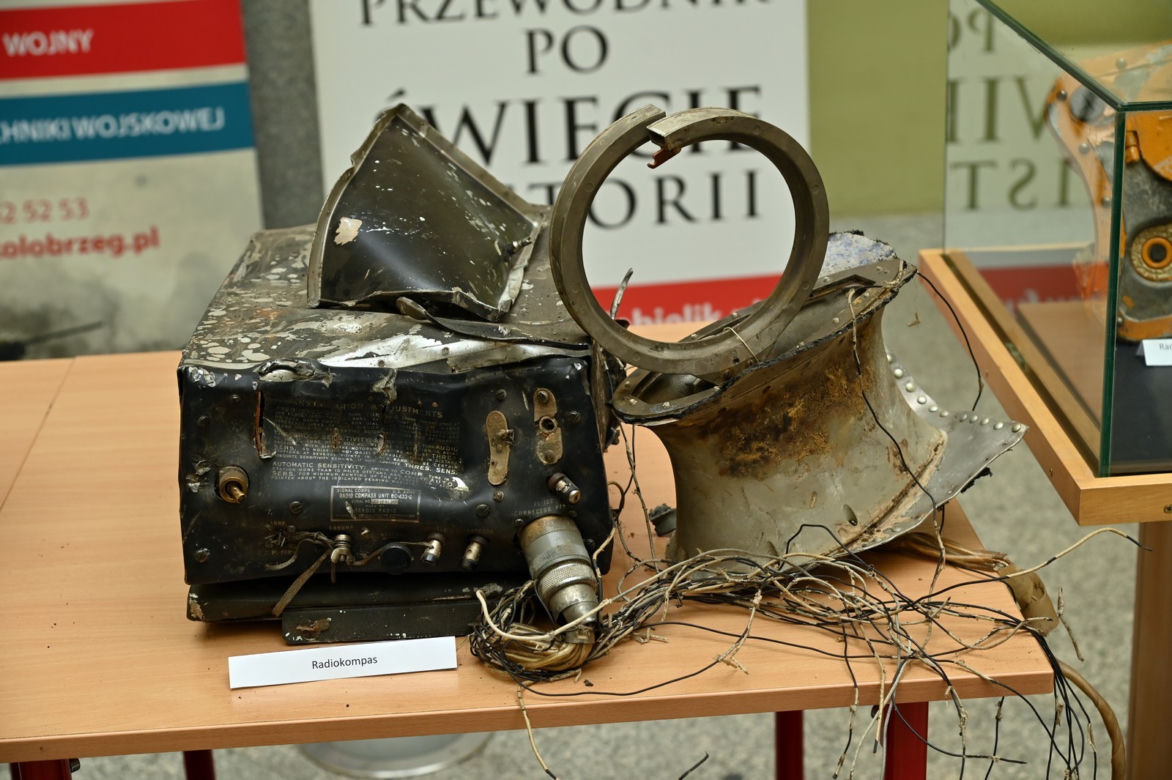 Przez lata spoczywały na dnie jeziora. Pozostałości "latającej fortecy" trafiły do szczecińskiego muzeum