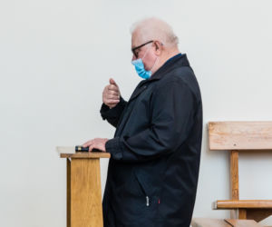 Lech Wałęsa zdjął maseczkę w kościele [ZOBACZ ZDJĘCIA]