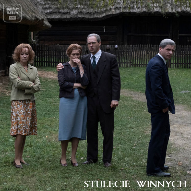 Stulecie Winnych 4 odc. 49. Mania (Magdalena Walach), Ania (Urszula Grabowska), Michał (Stefan Pawłowski), Jasiek (Patryk Szwichtenberg)