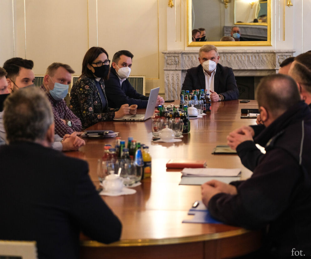 Sztab kryzysowy w Białymstoku. Sytuacja po nocy trudna, ale nie beznadzieja
