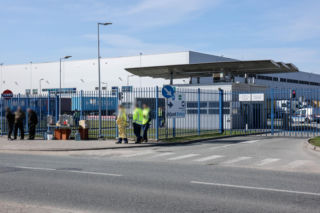 Strzały w łódzkiej fabryce, 400 osób ewakuowanych. Trwa obława