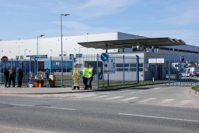 Strzały w łódzkiej fabryce, 400 osób ewakuowanych. Trwa obława