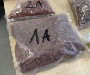 Policjanci z Torunia zabezpieczyli kilogramy narkotyków. 22-letnia kobieta i dwóch 41-latków w kajdankach