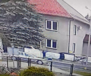 86-latek z impetem wjechał w dziecko! Pokazali wszystko na nagraniu. Włosy stają dęba