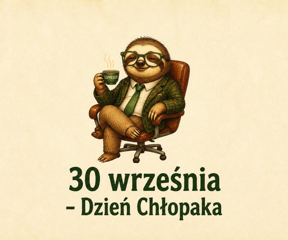 Leniwiec w garniturze pije kawę w biurze. O życzeniach na Dzień Chłopaka dla kolegów przeczytasz na VOX FM.