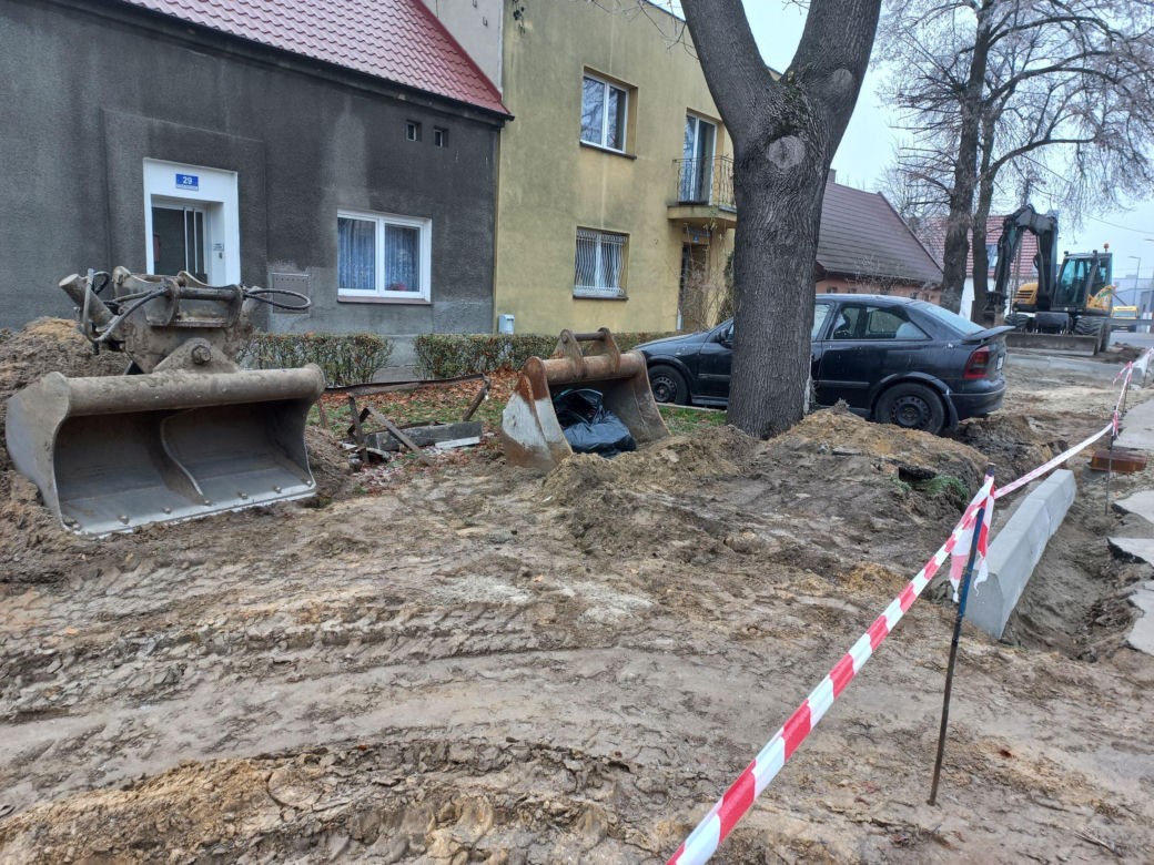 Budują miejsca parkingowe, a tam samochód. Osobówka na kawałku ziemi w Lesznie