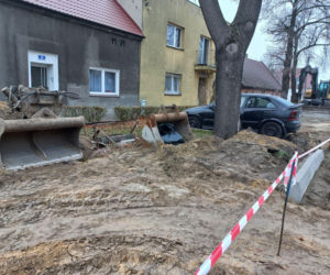 Budują miejsca parkingowe, a tam samochód. Osobówka na kawałku ziemi w Lesznie