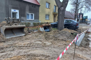 Budują miejsca parkingowe, a tam samochód. Osobówka na kawałku ziemi w Lesznie