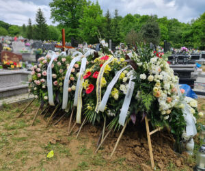 Zaborów. Grób 17-letniej Izabelli, która zginęła, potrącona przez pociąg tonie w kwiatach  [ZDJĘCIA]