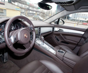 Detektyw Krzysztof Rutkowski w Porsche Panamera 4S