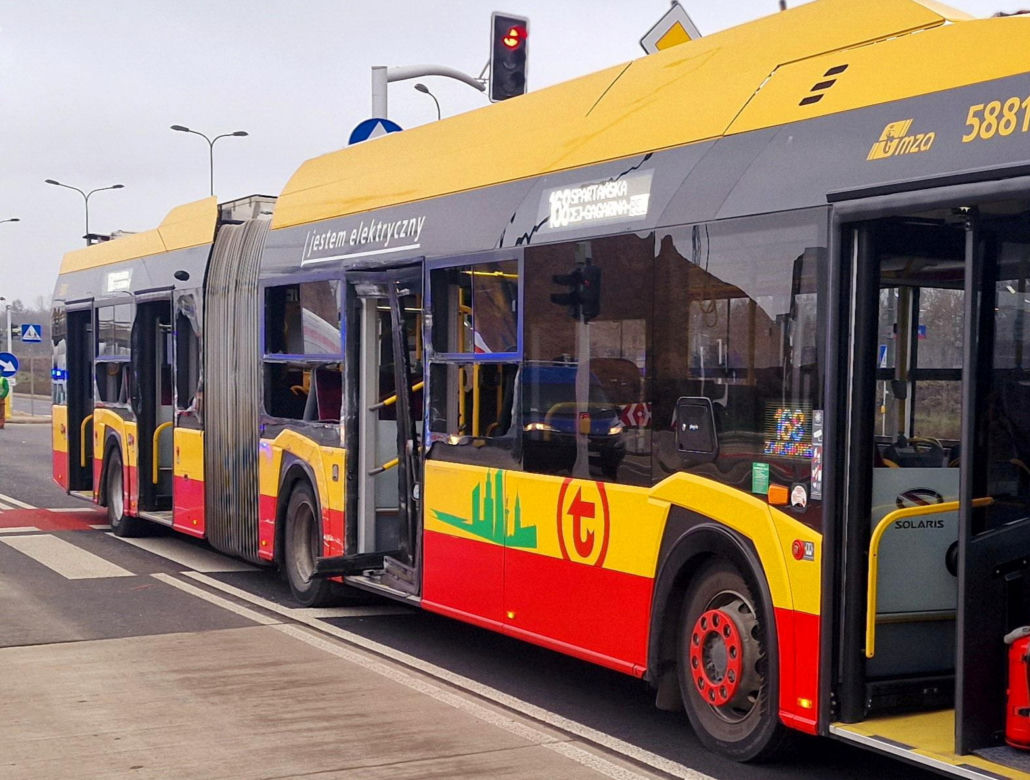 Betoniarka huknęła w autobus miejski. Pasażerka wylądowała w szpitalu