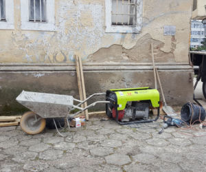 Lecą tynki z dawnego budynku kolejowego przy ul. Dworcowej