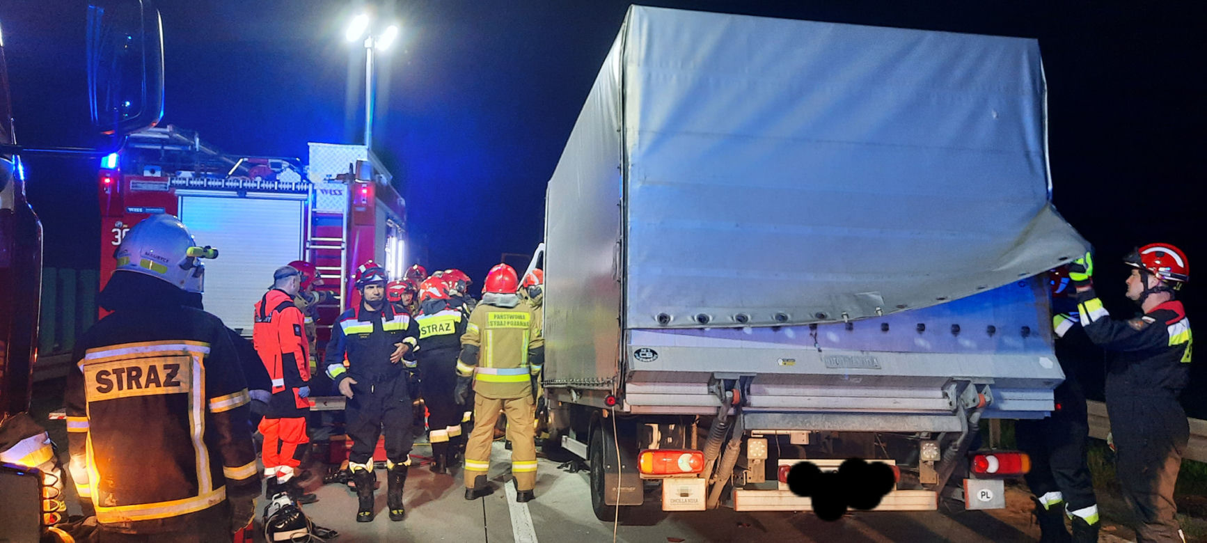 Bus wbił się w ciężarówkę na autostradzie 