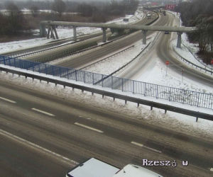 Ciężkie warunki na drogach dojazdowych do Krakowa. Jest bardzo ślisko! Zalega błoto pośniegowe