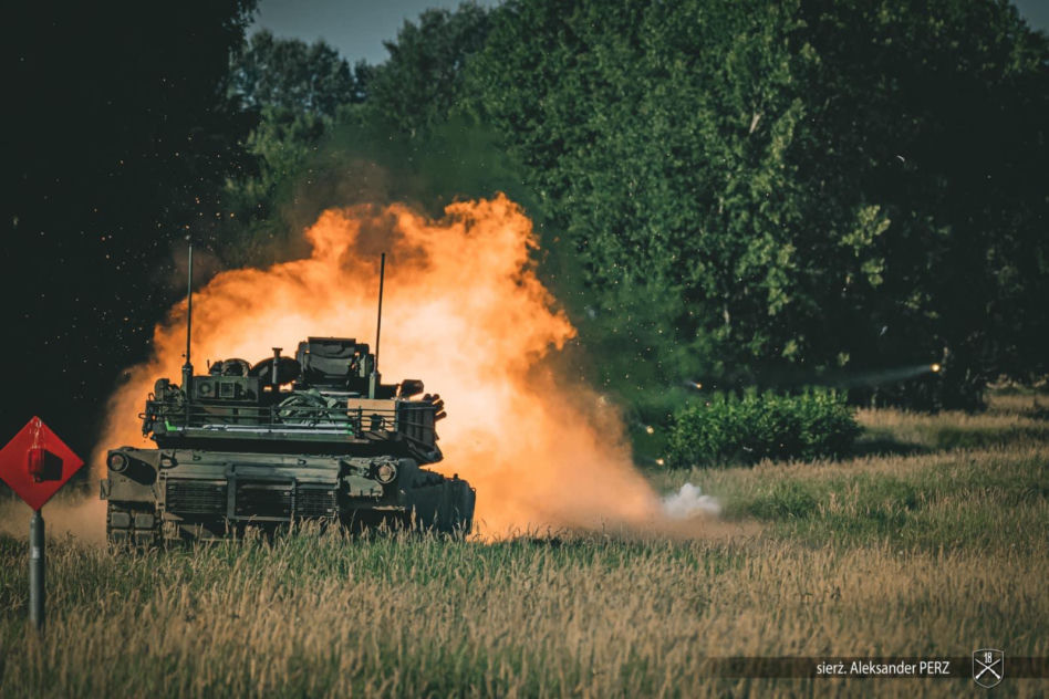 Czołgi Abrams strzelają na poligonie