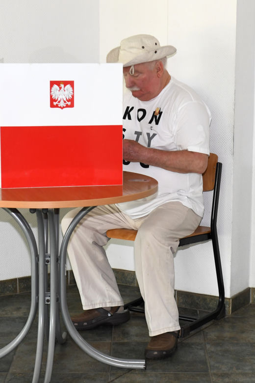 Wybory 2020 Lech Wałęsa zagłosował w koszulce Konstytucja 