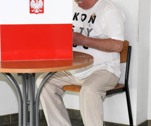 Wybory 2020 Lech Wałęsa zagłosował w koszulce Konstytucja 