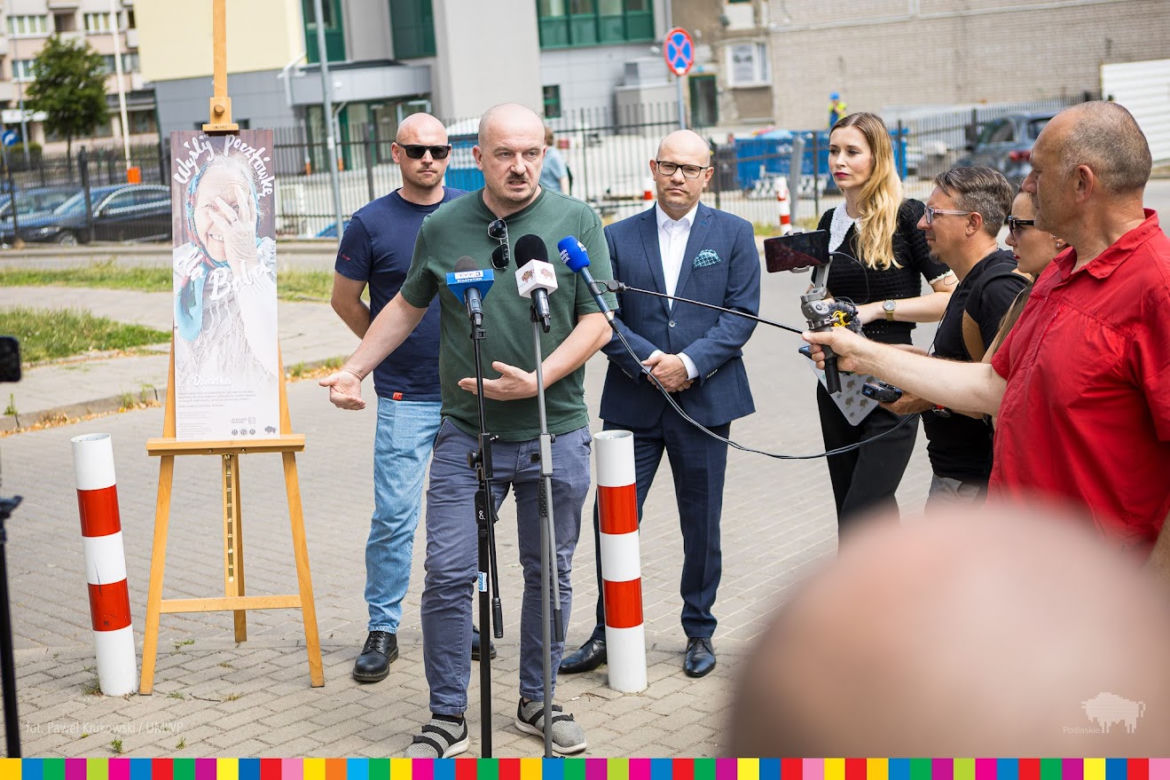 Mural "Wyślij pocztówkę do babci" powróci do Białegostoku. Wiemy kiedy