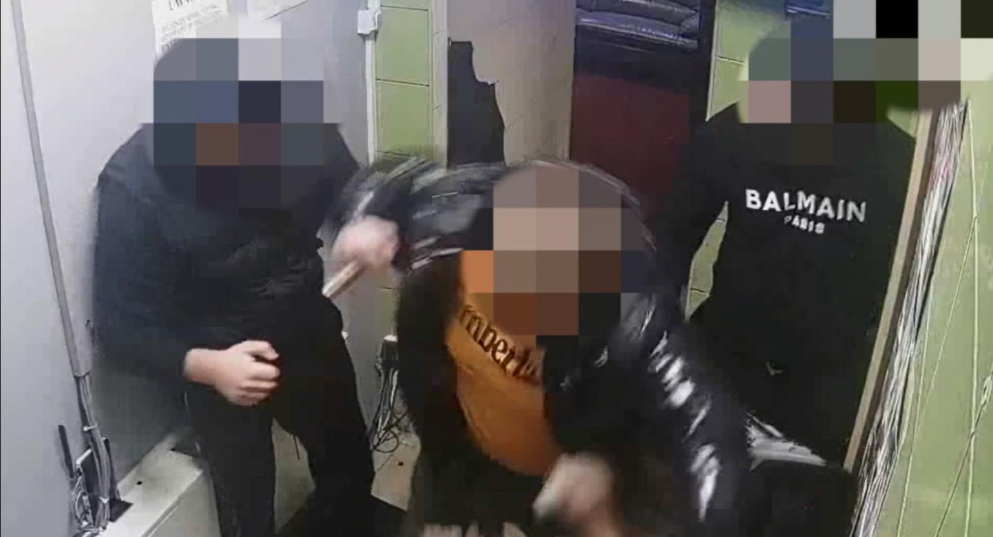 Z siekierami napadali na lokale z automatami do gier. Policjanci powalili ich na śnieg