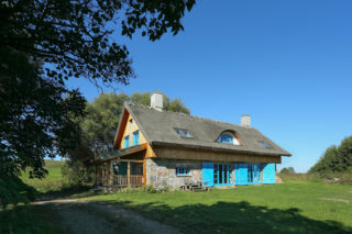 W tym miejscu stała kamienna obora z 1926 roku. Dziś stoi tu niezwykły dom ze strzechą – idealny azyl z dala od miasta