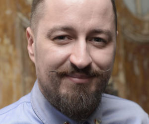 Tak na początku kariery wyglądał Piotr Kędzierski. Dziś trudno go rozpoznać na starych zdjęciach