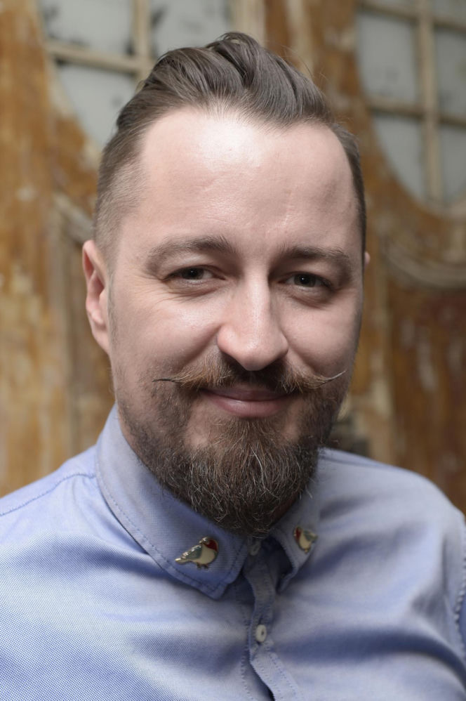 Tak na początku kariery wyglądał Piotr Kędzierski. Dziś trudno go rozpoznać na starych zdjęciach