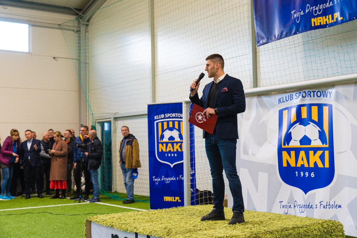W Olsztynie otwarto profesjonalne boisko sportowe. Będą korzystali z niego młodzi piłkarze