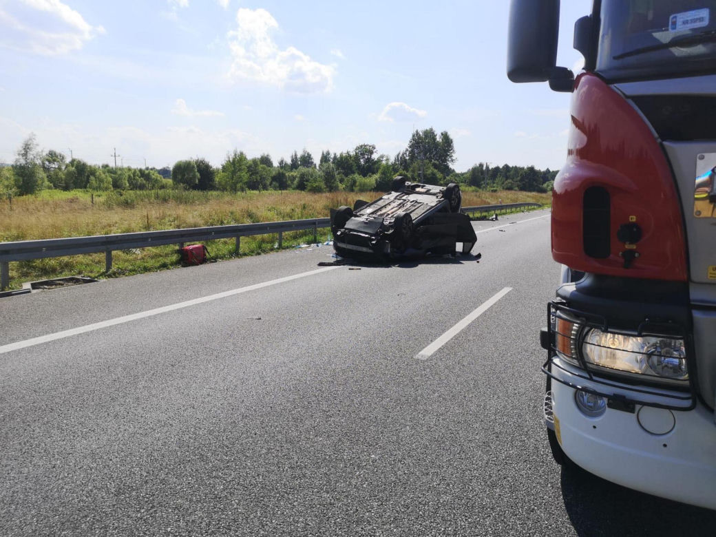 Wypadek na A4. Siedem osób poszkodowanych po zderzeniu osobówki z kamperem. Poważne utrudnienia