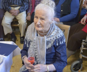 Jest starsza niż polska niepodległość! Na 102. urodziny pani Aniela zatańczyła z wójtem 