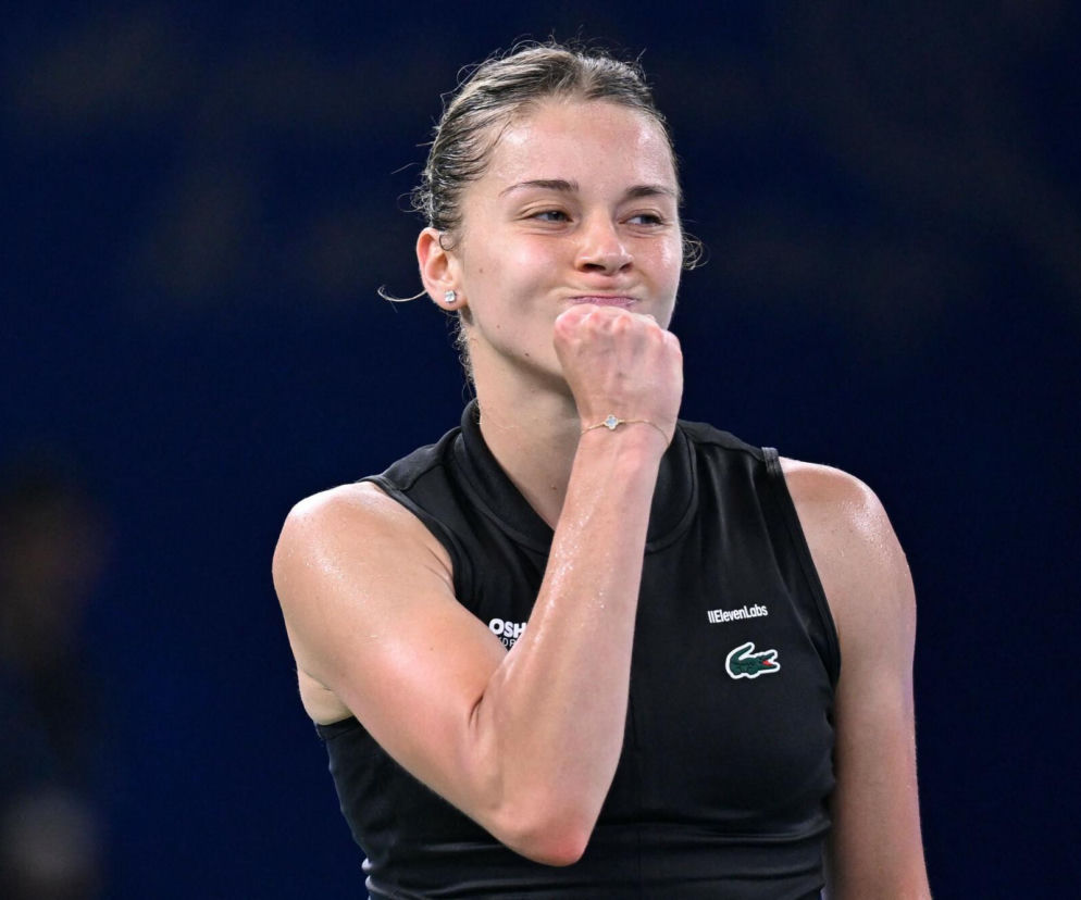 Maja Chwalińska zaciska pięść w geście triumfu. O wygranej z Igą Świątek przeczytasz na SE Supersport.