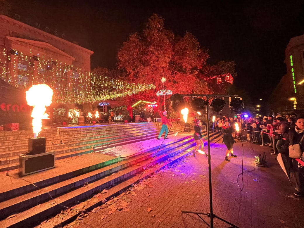 Betlejem Poznańskie 2023. Zimowe Fire Show na placu Wolności w Poznaniu