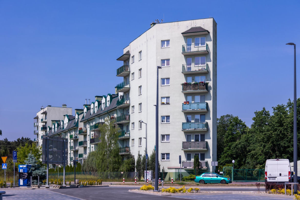 Oto najwęższy blok w Warszawie - zdjęcia budynku z Odkrytej 55C