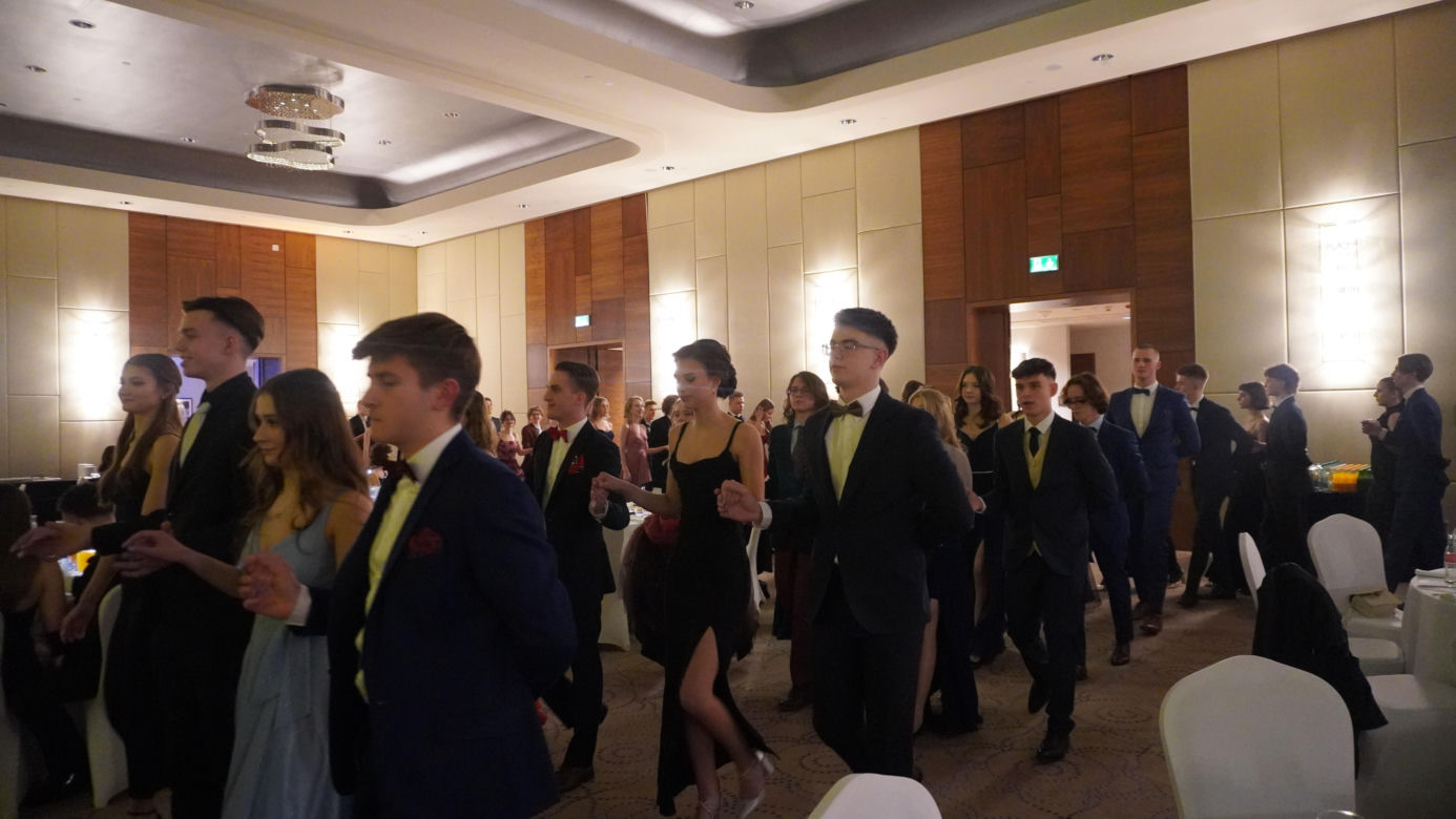Studniówkowe szaleństwo. Bal przedmaturalny I LO im. Bartłomieja Nowodworskiego 