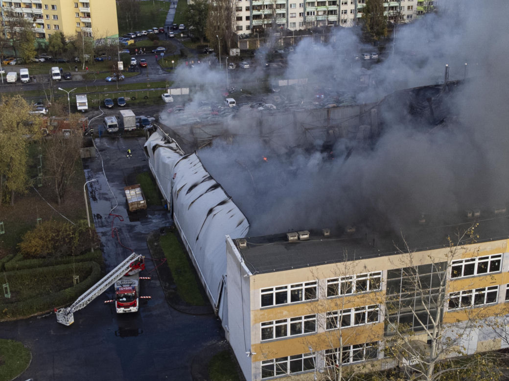 Paliła się hala produkcyjna, kłęby czarnego dymu nad miastem