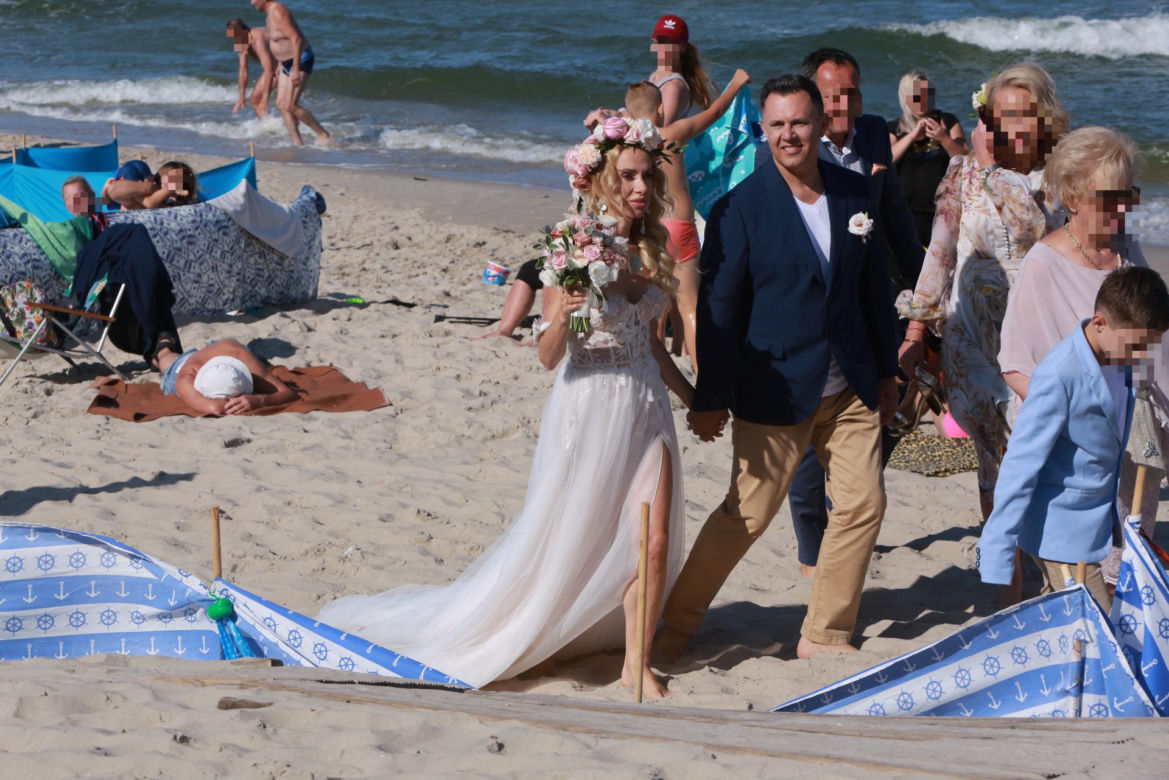 Małgorzata Opczowska wzięła ślub z Jackiem Łęskim na plaży