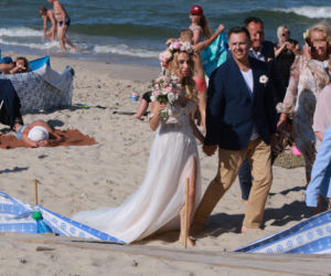 Małgorzata Opczowska wzięła ślub z Jackiem Łęskim na plaży