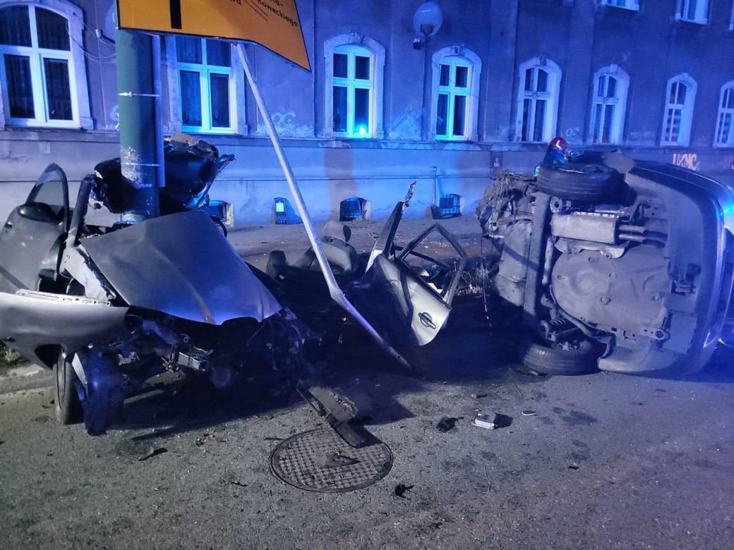 Samochód wbił się w przydrożny słup. Nie żyją dwie osoby, auto rozpadło się na pół